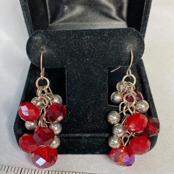 Vintage faceted red glass bead earrings - Picture 6 of 7